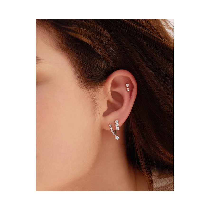 Am Ohr einer Person ist ein Ania Haie Ohrring aus 925er Silber mit Zirkonia-Farbsteinen zu sehen.