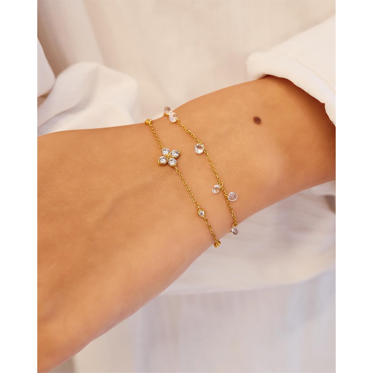 Ania Haie armband van verguld zilver met bloemvormige en rond geslepen zirkonia stenen.