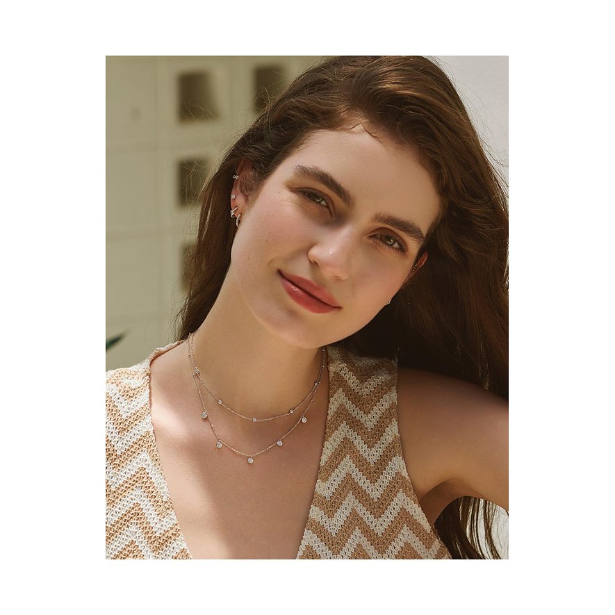 Close-up portret van vrouw met een dubbelrijige zilveren Ania Haie halsketting met zirkonia-elementen.