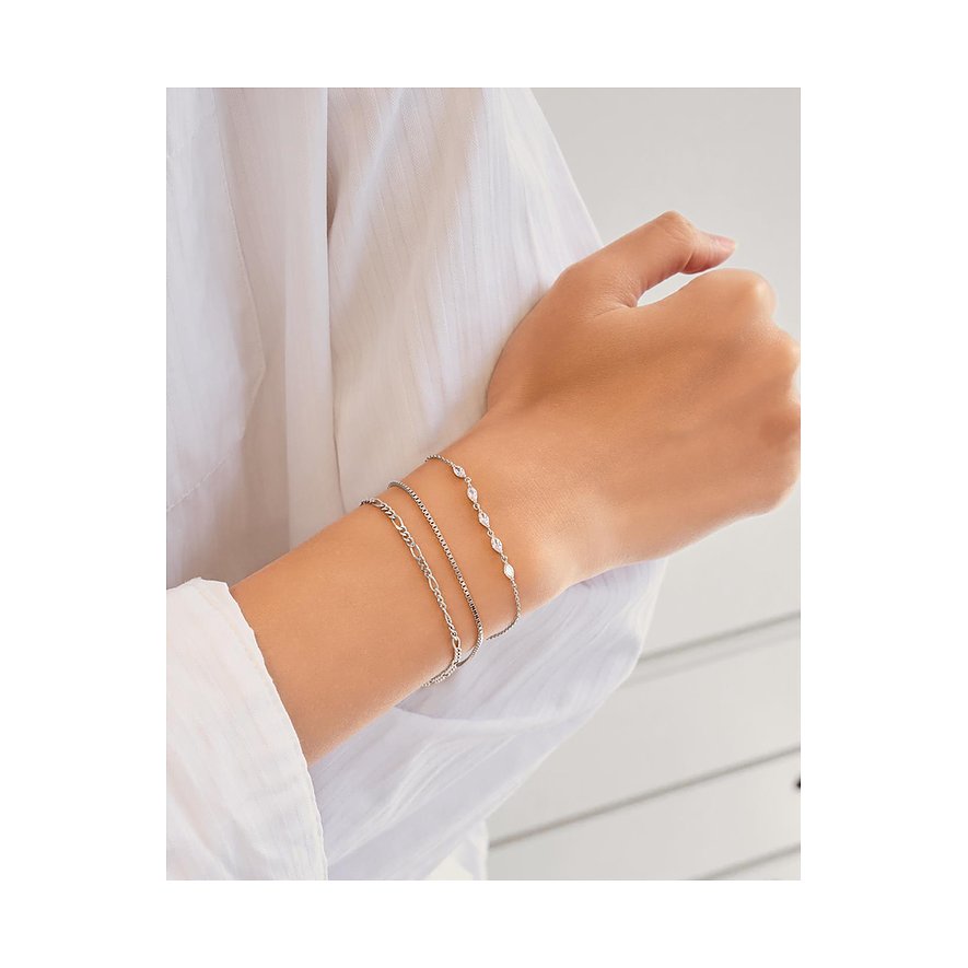 Drie Ania Haie 925 sterling zilveren armbanden om de pols, één met langwerpige zirkonia steentjes.