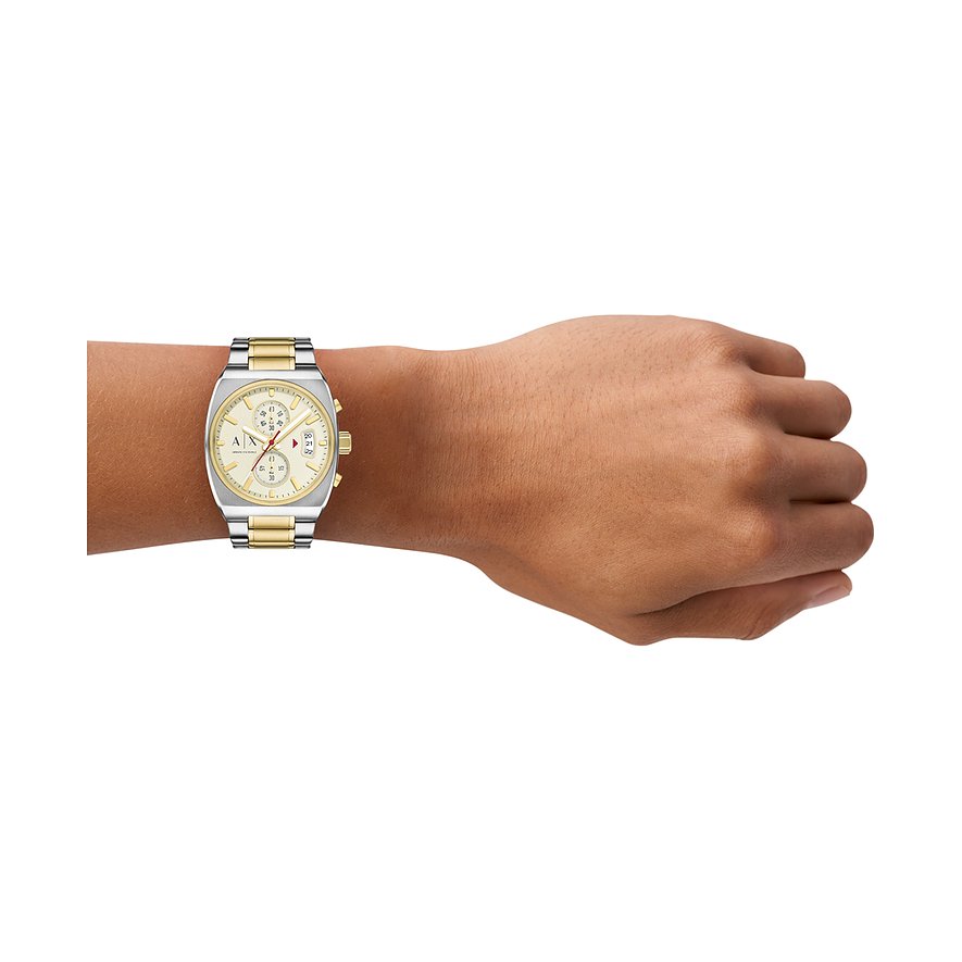 Am Handgelenk getragene gold- und silberfarbene Armani Exchange Herrenuhr aus Edelstahl mit hellem Zifferblatt.