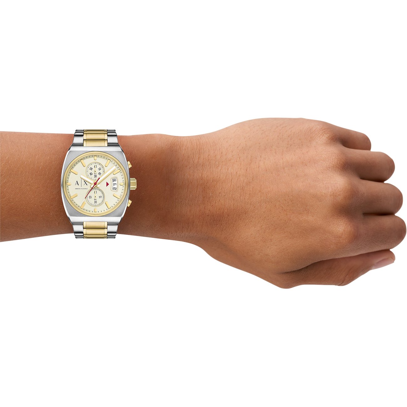Am Handgelenk getragene gold- und silberfarbene Armani Exchange Herrenuhr aus Edelstahl mit hellem Zifferblatt.