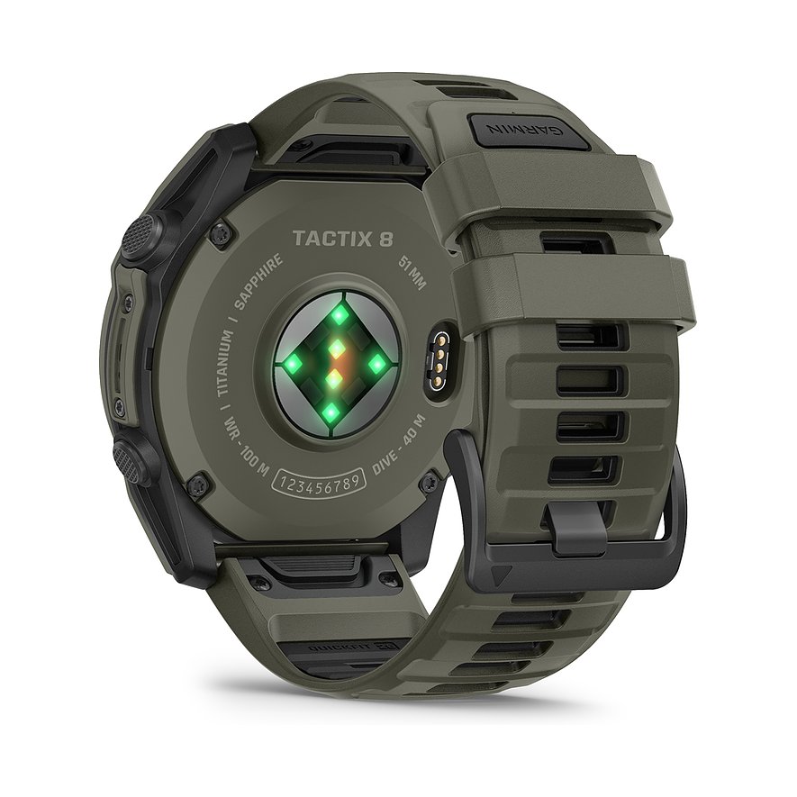 Rückseite einer Garmin Tactix 8 Smartwatch aus Titan und Saphir, mit grün leuchtenden Sensoren.