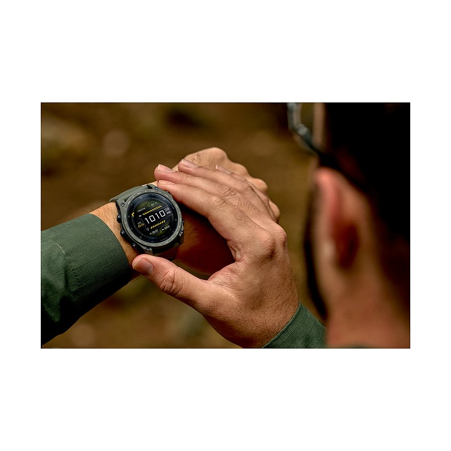 Eine Nahaufnahme zeigt einen Mann, der eine Garmin Smartwatch aus Titan am Handgelenk betrachtet.