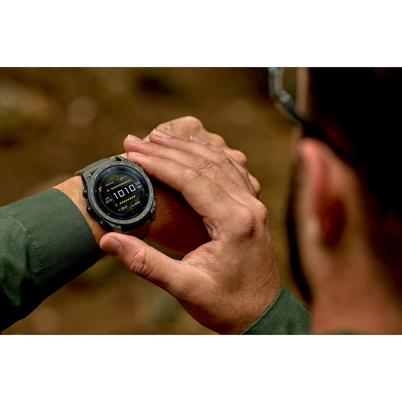 Eine Nahaufnahme zeigt einen Mann, der eine Garmin Smartwatch aus Titan am Handgelenk betrachtet.