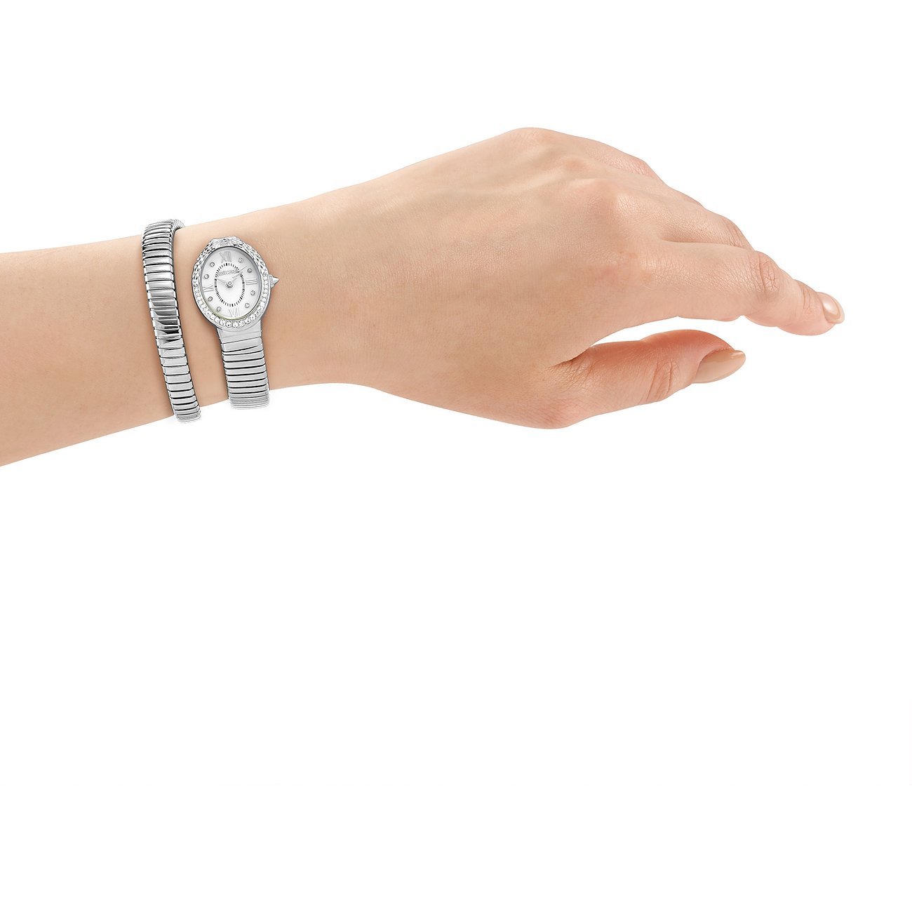 Just Cavalli Damenuhr aus poliertem Edelstahl mit ovalem Gehäuse, glänzenden Kristallen auf dem Zifferblatt, am Handgelenk, mit passendem Armband.