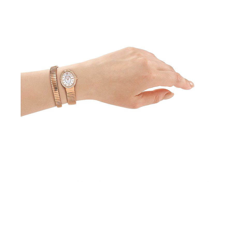 Am Handgelenk getragene Just Cavalli Damenuhr aus roségoldenem Edelstahl mit Ovalzifferblatt und Kristallen.