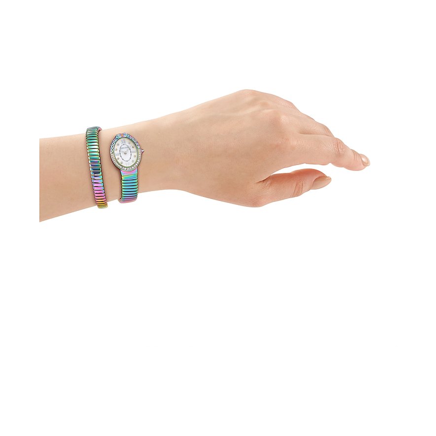 Am Handgelenk getragene Just Cavalli Damenuhr aus Edelstahl mit farbigem Armband neben einem passenden Armreif.