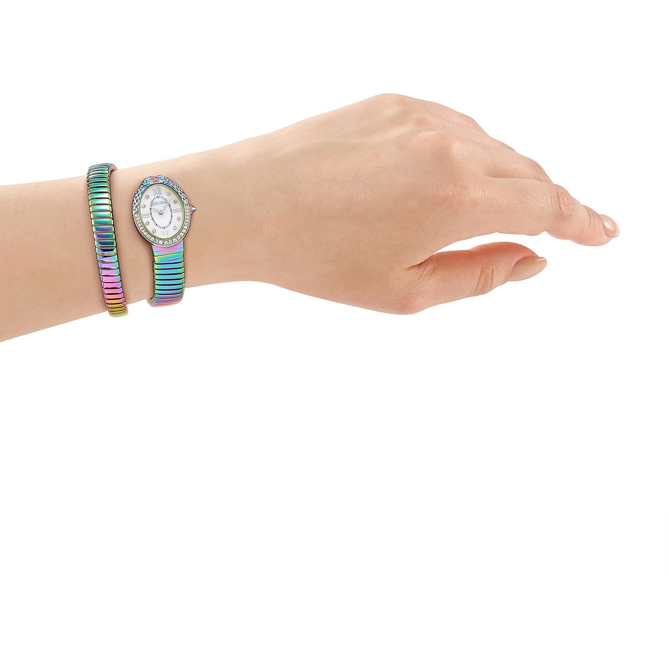 Am Handgelenk getragene Just Cavalli Damenuhr aus Edelstahl mit farbigem Armband neben einem passenden Armreif.