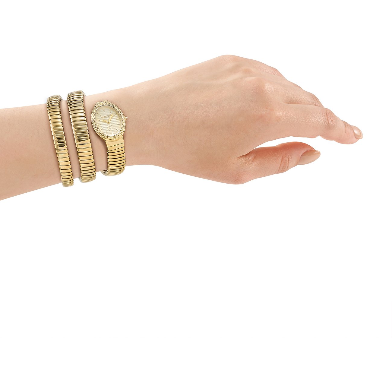 Am Handgelenk einer Frau getragen, eine goldfarbene Just Cavalli Edelstahluhr für Damen mit passenden Armbändern.