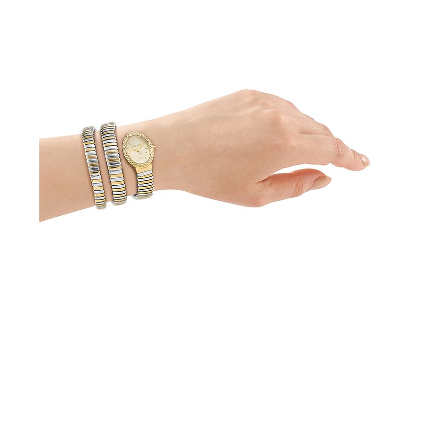 Die beigefarbene Damenuhr von Just Cavalli aus Edelstahl am Arm einer Person, umgeben von passenden Armreifen.