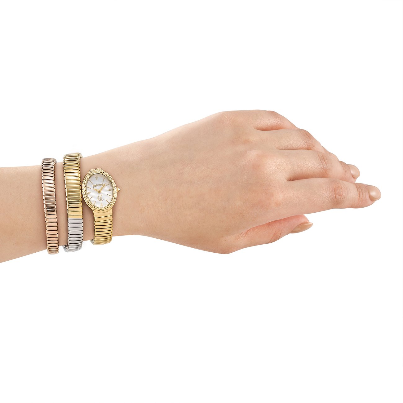 Am Handgelenk getragenes Set aus Just Cavalli Damenuhr und Armbändern aus gold- und roségoldfarbenem Edelstahl.