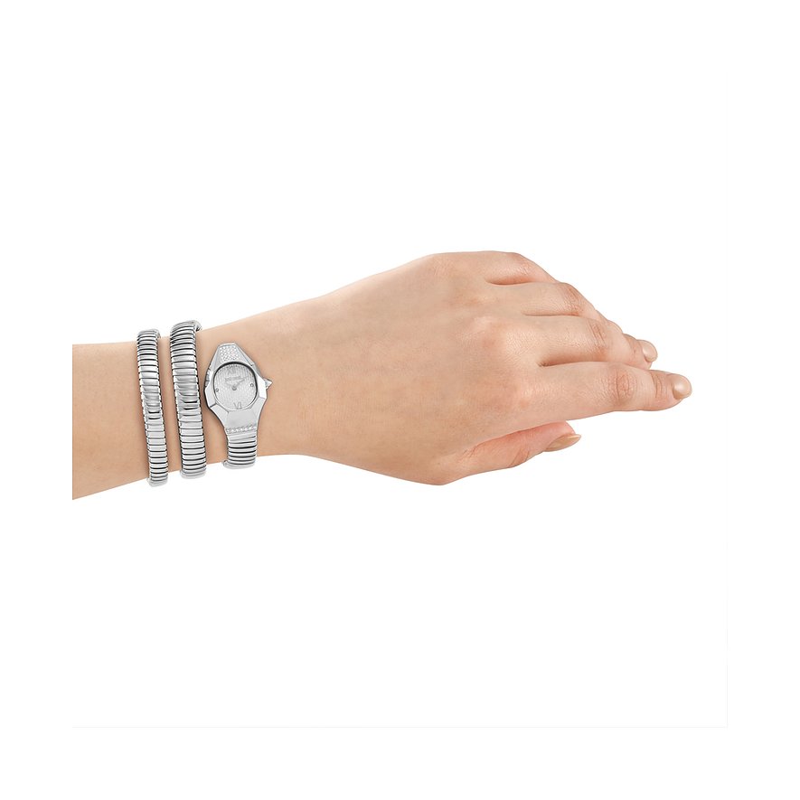 En Just Cavalli damklocka i rostfritt stål med kristallfärgad sten på handleden, sidovy.