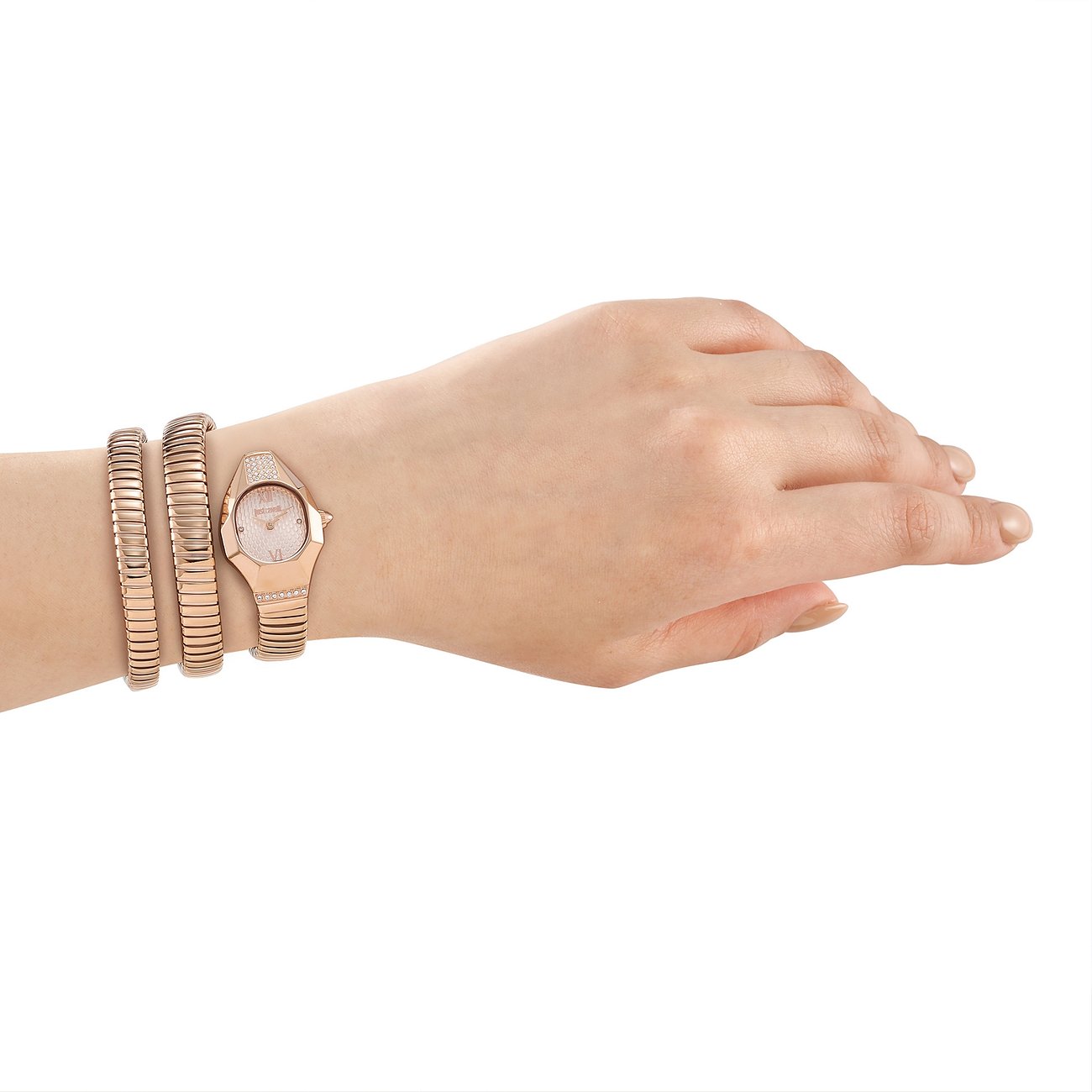 Just Cavalli dameur i rosaguld rustfrit stål med krystaller, båret på håndleddet og flankeret af to armringe.