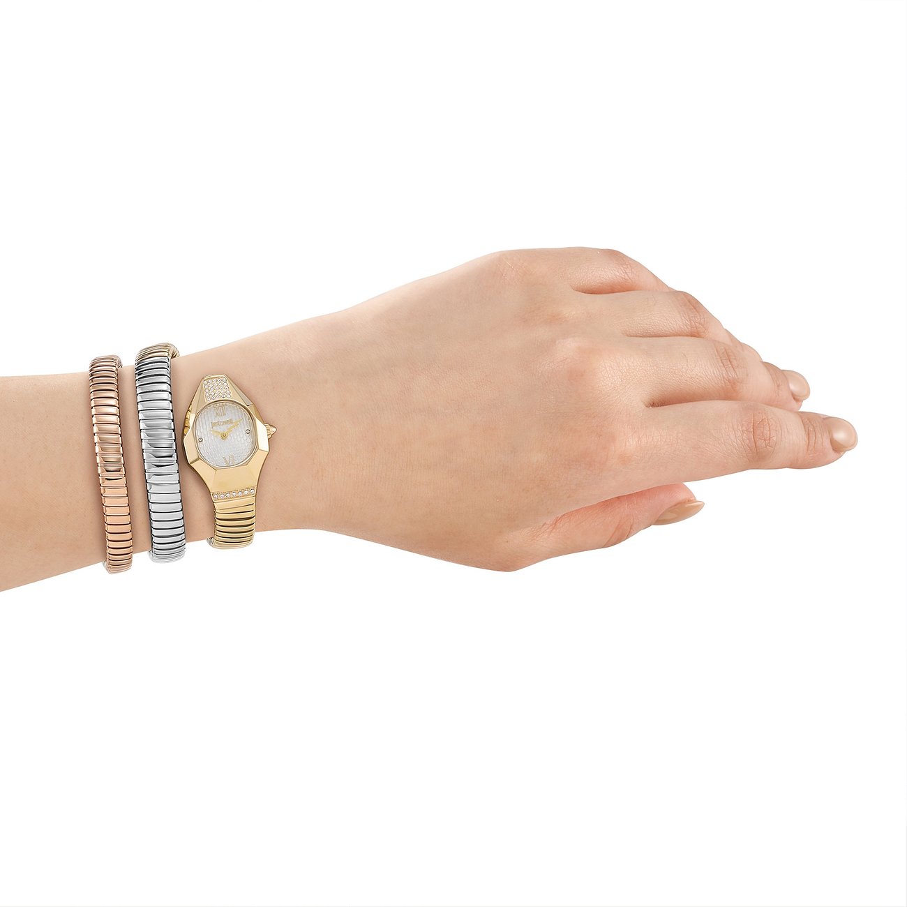 Et Just Cavalli dameur i rustfrit stål med farvede krystaller. Guldfarvet urkasse, matchende to armbånd.