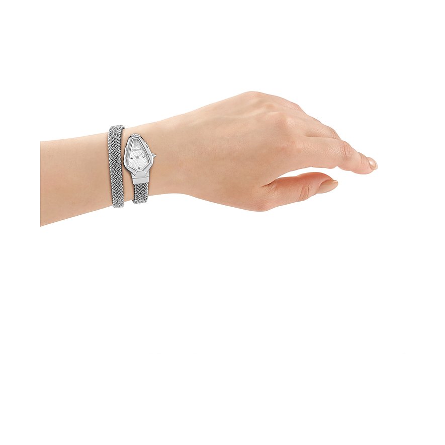 Edelstahl-Damenuhr von Just Cavalli mit Kristallen, am Handgelenk einer Frau, kombiniert mit schlichtem Armreif.