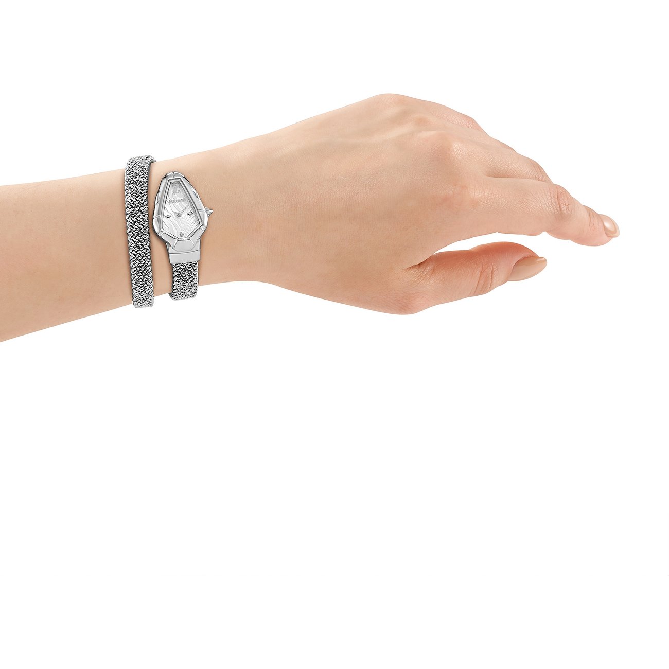 Edelstahl-Damenuhr von Just Cavalli mit Kristallen, am Handgelenk einer Frau, kombiniert mit schlichtem Armreif.
