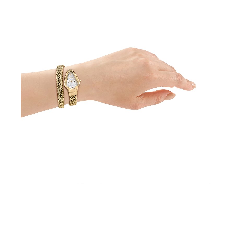 Am Handgelenk getragene goldene Damenuhr von Just Cavalli aus Edelstahl und Kristall mit passendem Armreif.