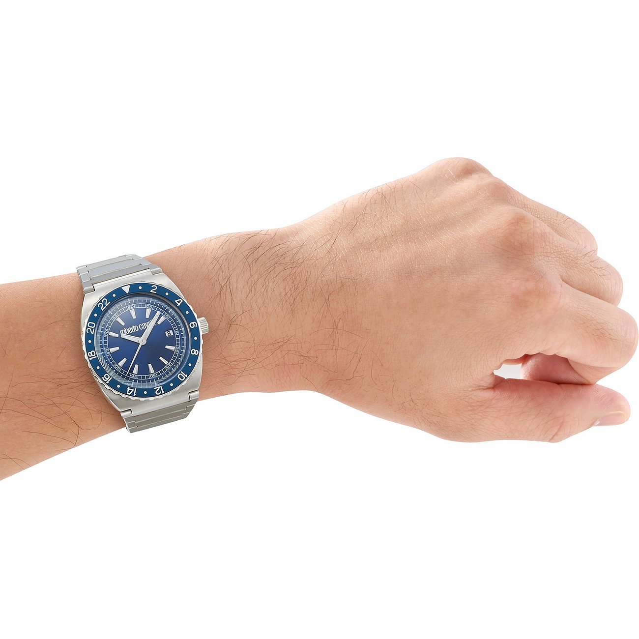 Eine Just Cavalli Herrenuhr aus Edelstahl mit blauem Zifferblatt und Lünette am Handgelenk.