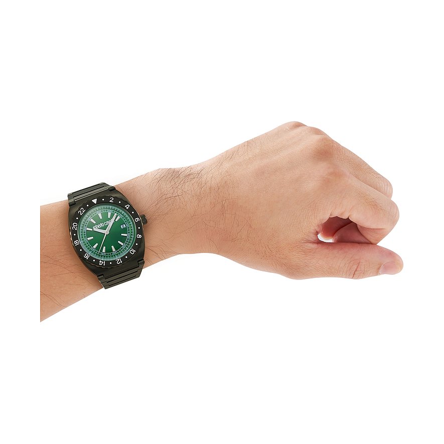 Ein am Handgelenk getragener Just Cavalli Edelstahl-Herrenuhr mit grünem Zifferblatt und schwarzem Armband.
