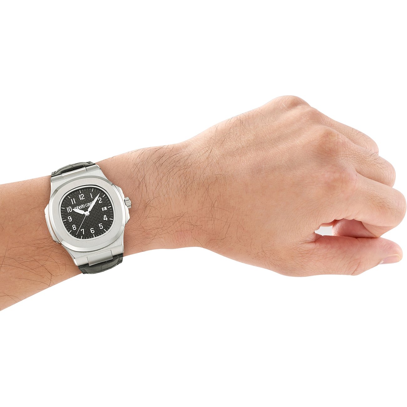 Ein Just Cavalli Herrenuhr aus Edelstahl mit dunklem Zifferblatt, am Handgelenk eines Mannes getragen.