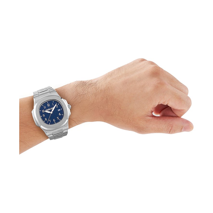 Eine Just Cavalli Herrenuhr aus blauem und silbernem Edelstahl an einem Arm. Die Uhr hat ein mattblaues Zifferblatt.