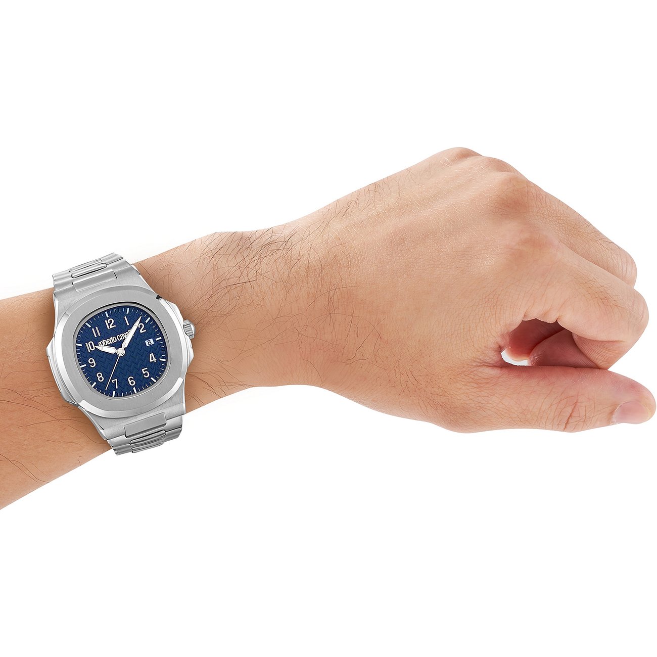 Eine Just Cavalli Herrenuhr aus blauem und silbernem Edelstahl an einem Arm. Die Uhr hat ein mattblaues Zifferblatt.