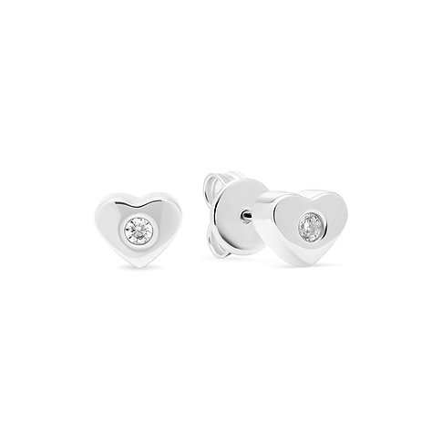 JETTE Ohrstecker in Herzform aus 925er Silber mit zentralem Zirkonia, Nahaufnahme von vorne und von der Seite.