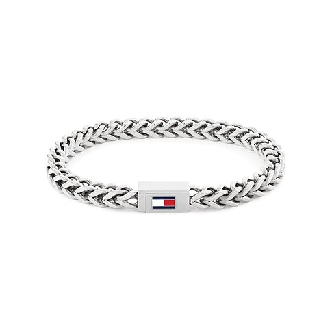 Ein silbernes Tommy Hilfiger Armband aus Edelstahl mit einem rechteckigen Verschluss, der das Logo der Marke zeigt.