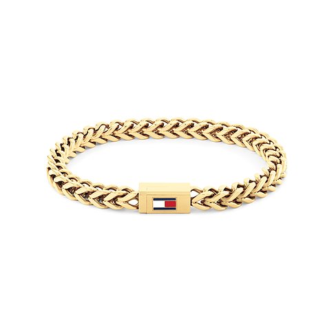 Ein Tommy Hilfiger Armband aus goldfarbenem Edelstahl mit Flechtstruktur und rechteckiger Schließe mit Markenlogo.