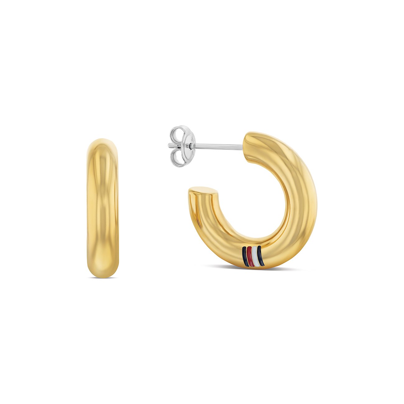 Ein Paar goldfarbener Creolen aus Edelstahl von Tommy Hilfiger. Eine Creolen trägt das typische rot-weiß-blaue Logo.