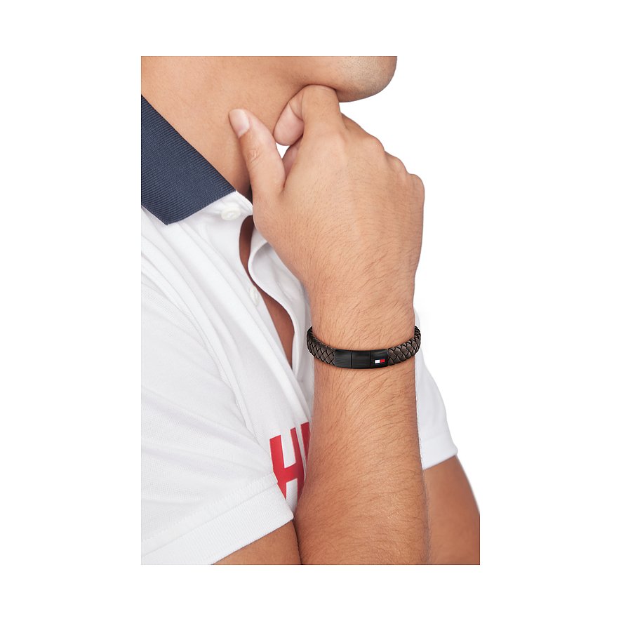 Geflochtenes Tommy Hilfiger Armband aus dunkelbraunem Leder und schwarzem Edelstahl an einem Männerhandgelenk.