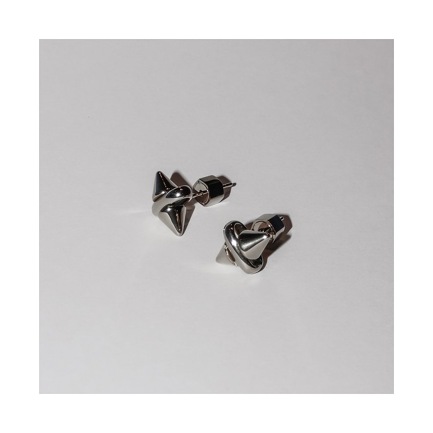 Zwei moderne Liebeskind Ohrstecker aus glänzendem Edelstahl, die spitz zulaufende, geometrische Formen zeigen.