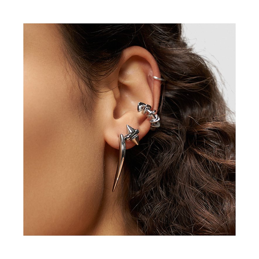 Nærbillede af et øre med Liebeskind smykker i sølv rustfrit stål, en iøjnefaldende piercing og en ear cuff.