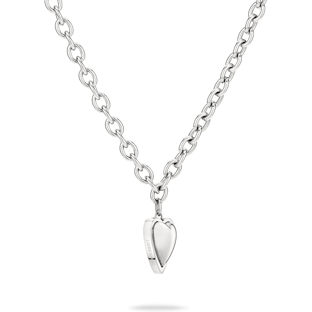 Liebeskind RVS halsketting met glanzende hartvormige hanger, gecentreerd op een witte achtergrond.