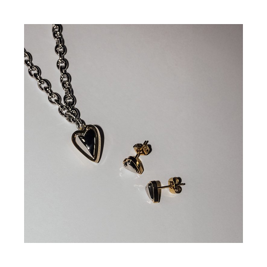 Liebeskind collier van goud- en zilverkleurig roestvrij staal met een hartvormige hanger en bijpassende oorknopjes.
