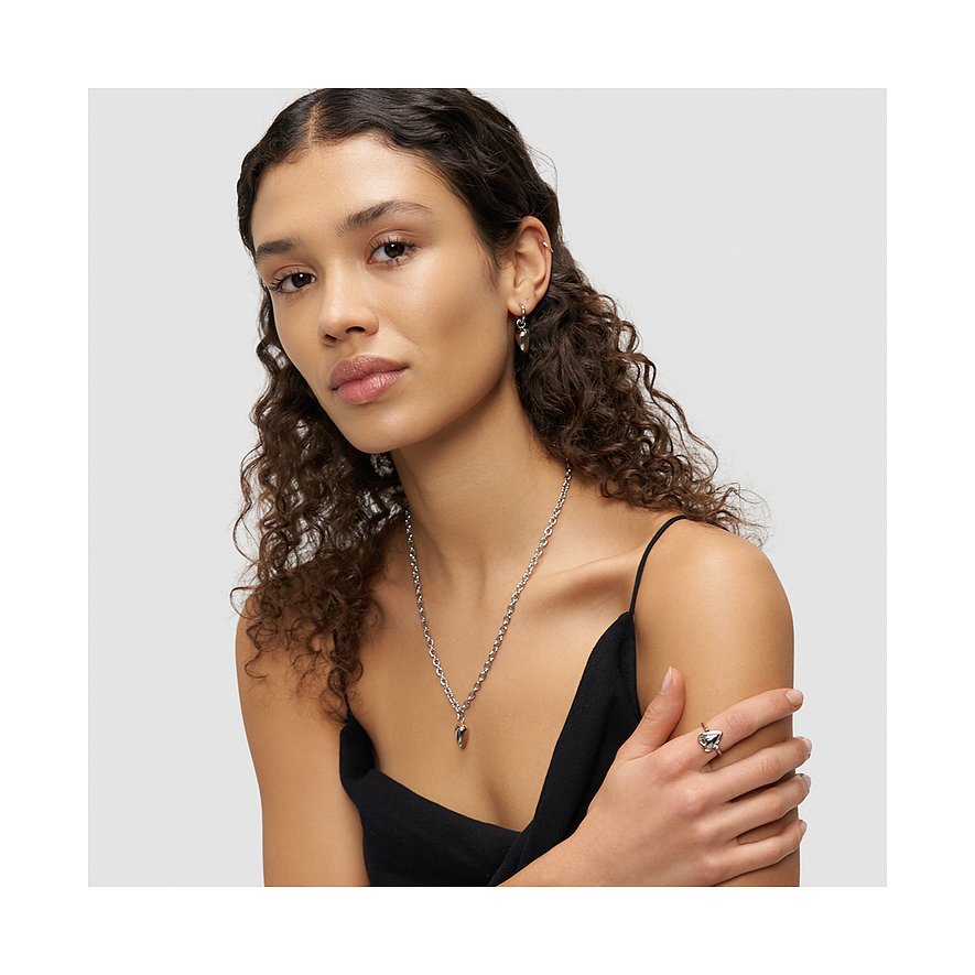 Een model presenteert een Liebeskind roestvrijstalen ketting met druppelvormige hanger en bijpassende oorbellen.