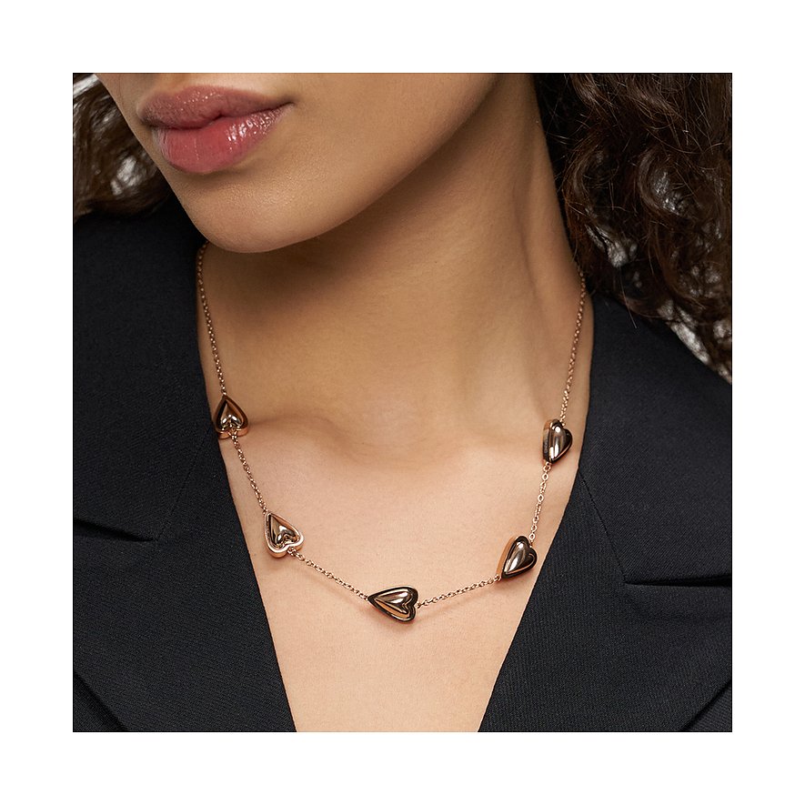 Close-up van een vrouw met een roségoudkleurige Liebeskind RVS ketting, bezet met zes harten.