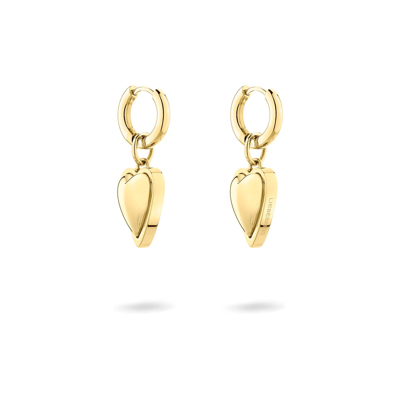 Liebeskind Ohrschmuck: Goldfarbene Edelstahl-Ohrringe mit glänzenden herzförmigen Anhängern.
