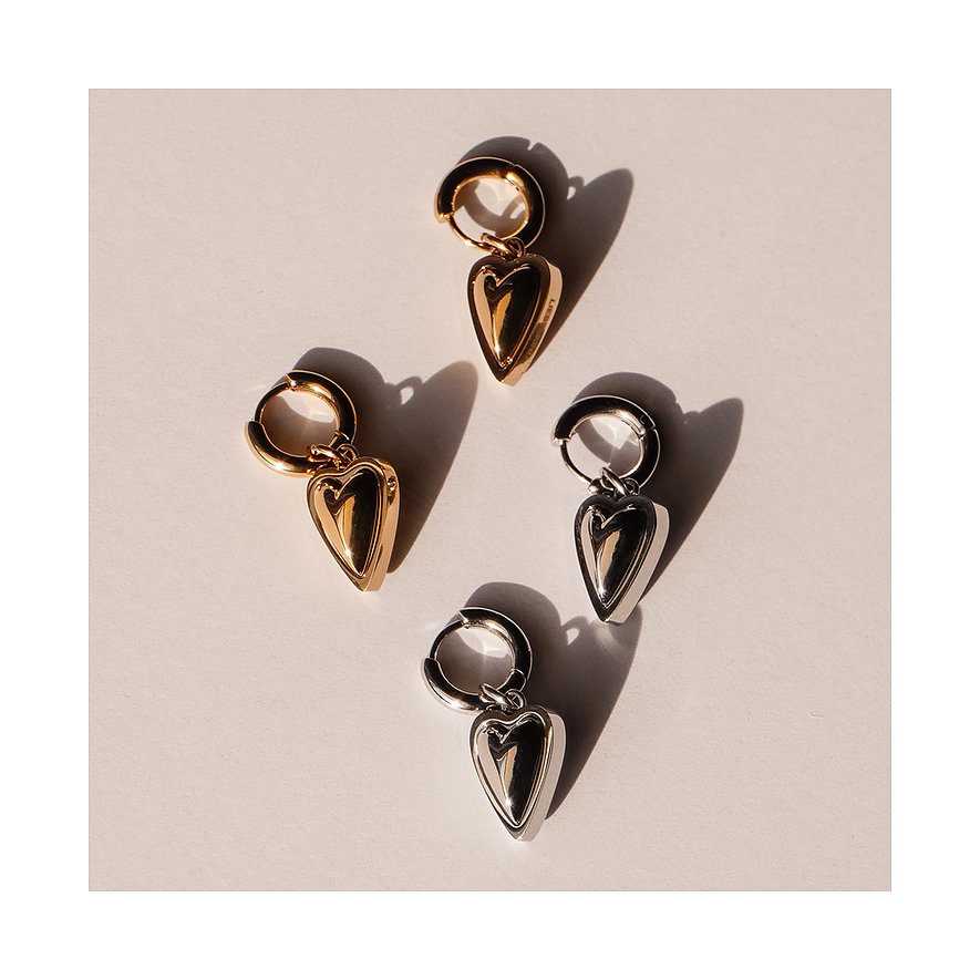 Vier Liebeskind Ohrschmuck aus Edelstahl, zwei in Gold und zwei in Silber, mit herzförmigen Anhängern.