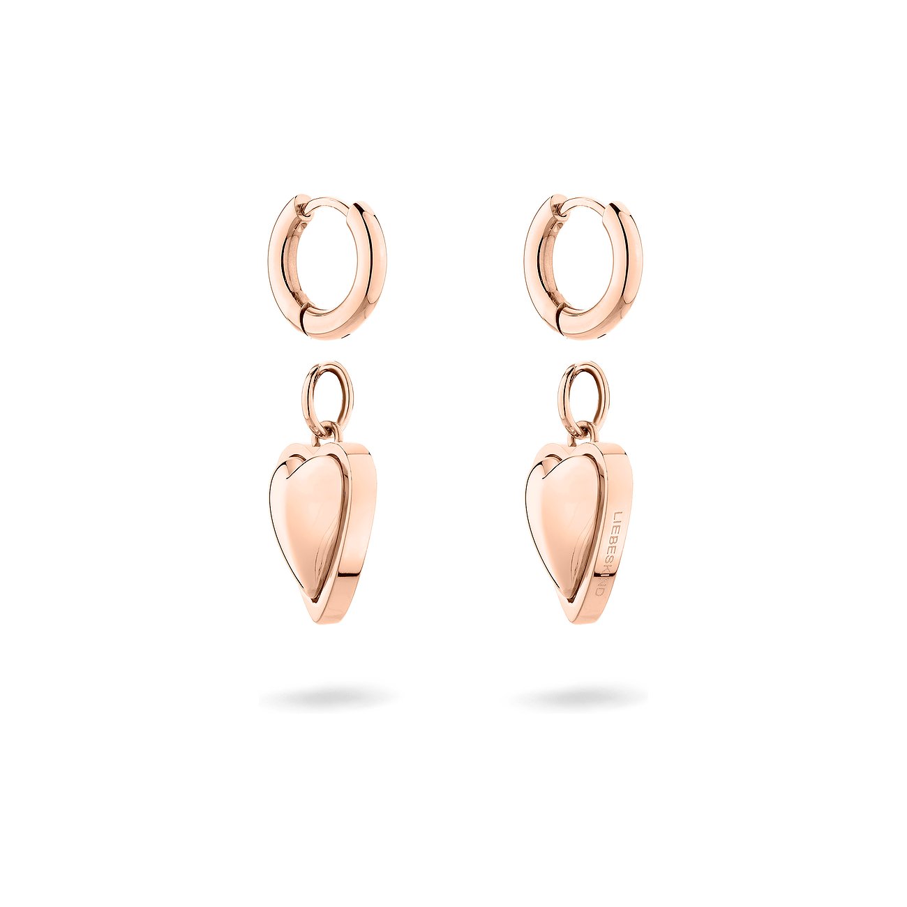 Ein Paar roségoldfarbene Liebeskind Ohrschmuck aus Edelstahl mit herzförmigen Anhängern.