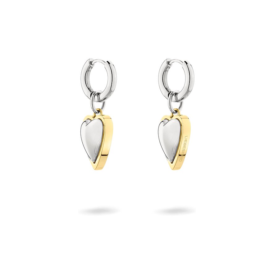 Ein Paar Liebeskind Ohrschmuck aus Edelstahl mit herzförmigen Anhängern. Die Herzen sind silbern mit goldener Umrandung.