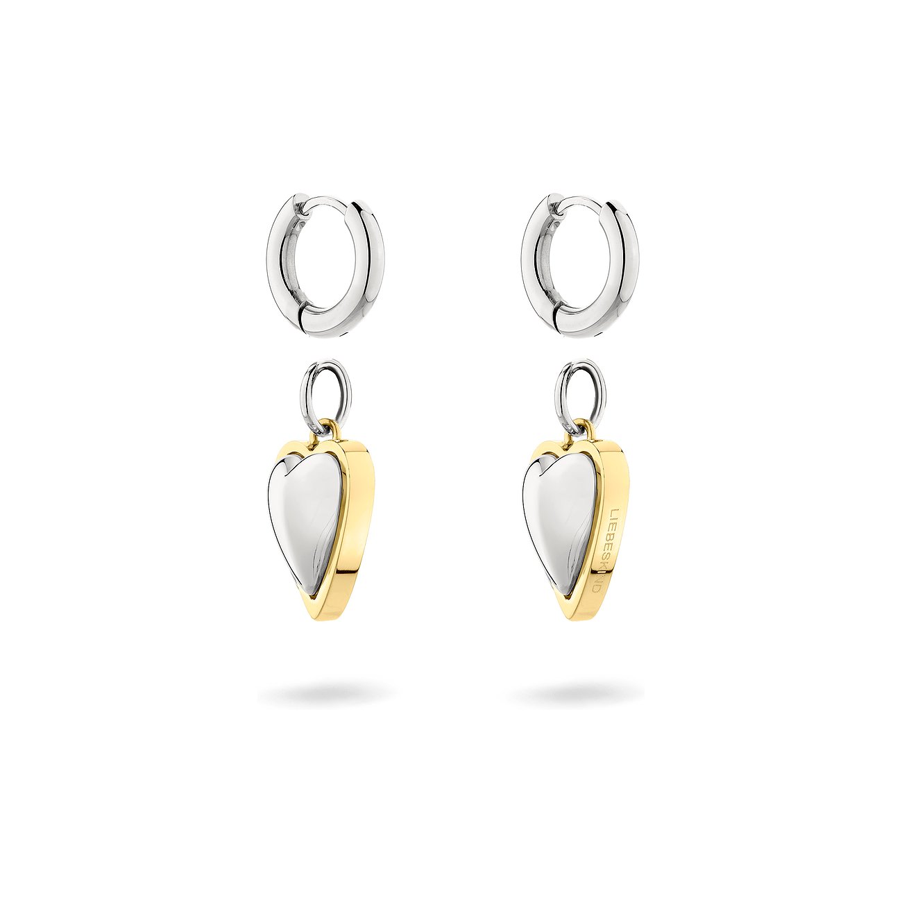 Zwei Liebeskind Creole Ohrringe aus zweifarbigem Edelstahl mit Herz-Anhängern in Silber und Gold.