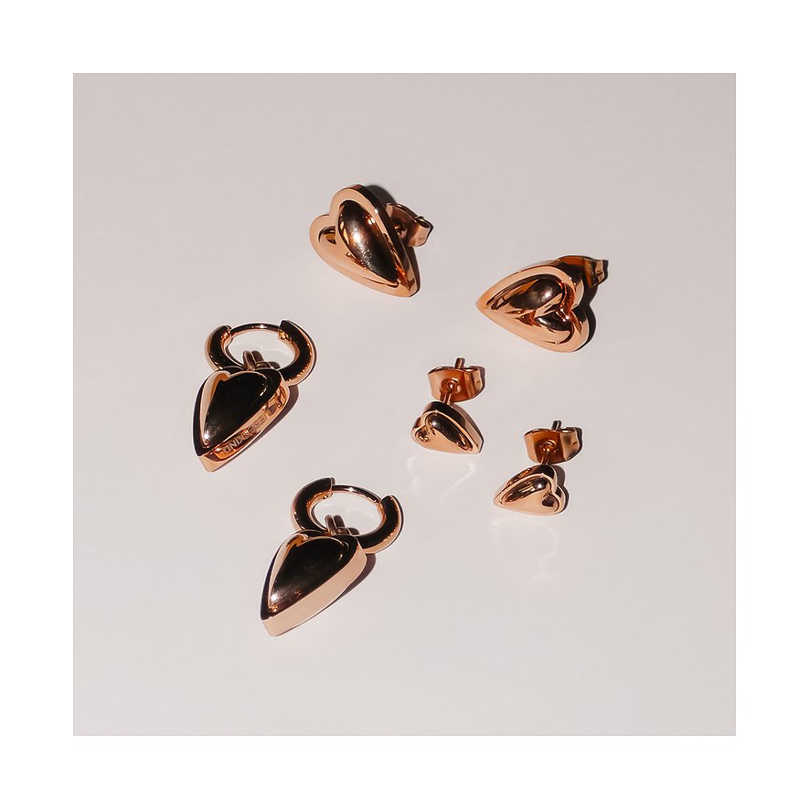 Liebeskind Ohrschmuck aus roségoldfarbenem Edelstahl in Herzform als Hängerohrringe und Stecker.