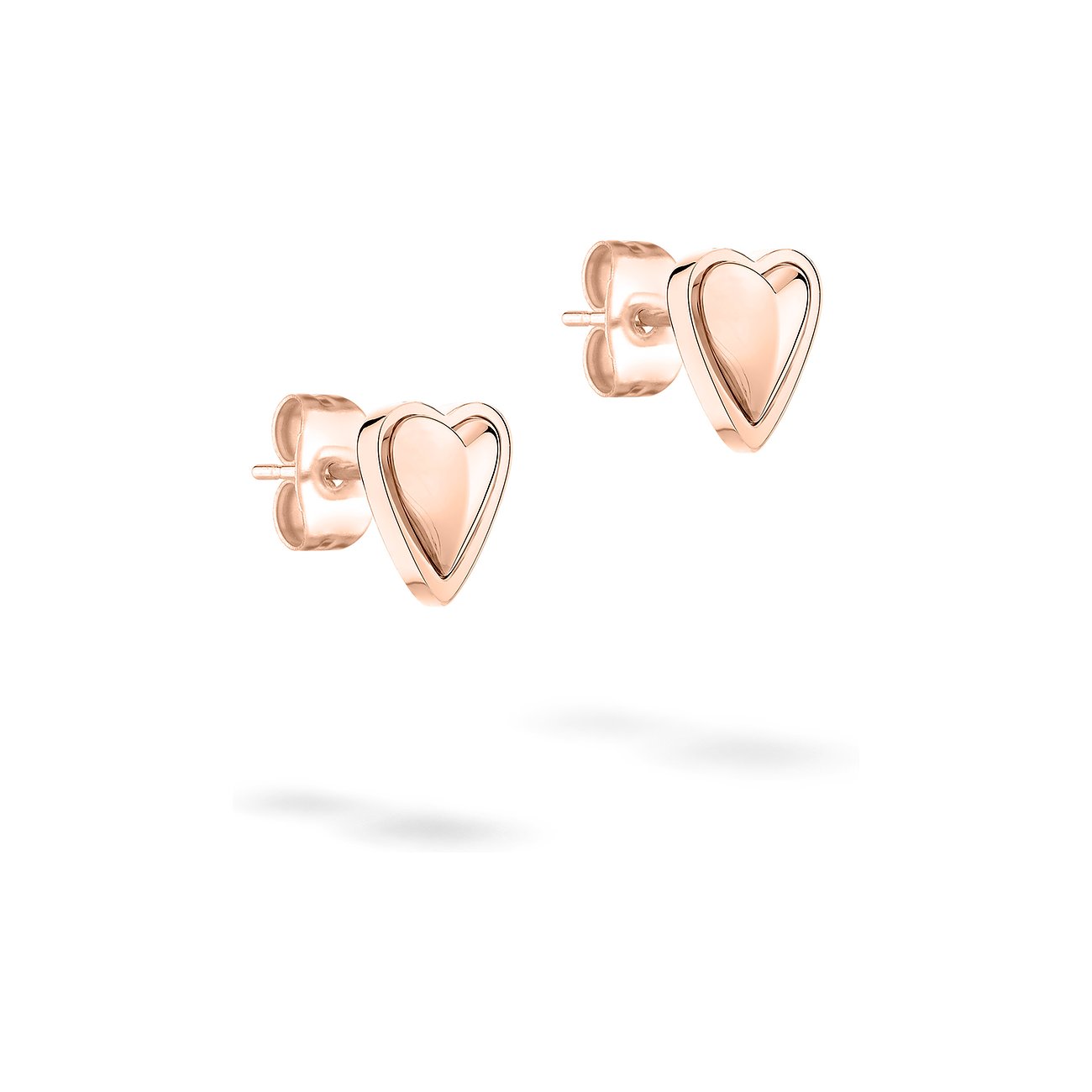 Ein Paar roségoldfarbene Liebeskind Ohrstecker aus Edelstahl, geformt als Herz, auf weißem Hintergrund.