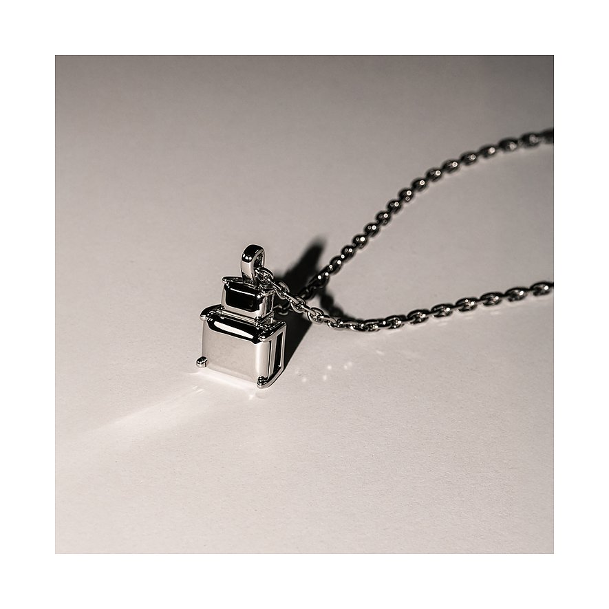 Gros plan d'un collier Liebeskind en acier inoxydable avec un pendentif de deux blocs rectangulaires brillants empilés.