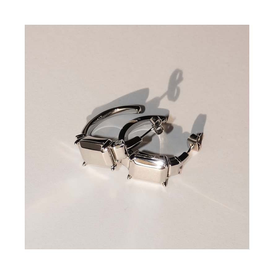Liebeskind Ohrschmuck aus glänzendem Edelstahl, geformt als silberne Ohrringe mit rechteckigen Gliedern.