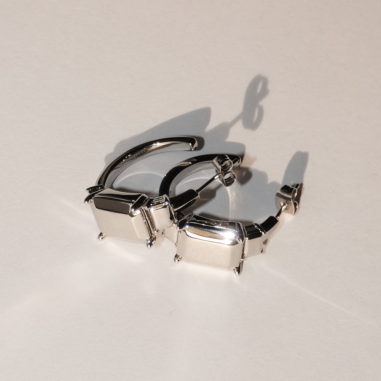 Liebeskind Ohrschmuck aus glänzendem Edelstahl, geformt als silberne Ohrringe mit rechteckigen Gliedern.