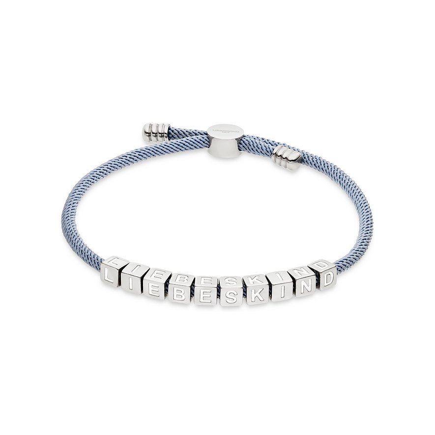 Armband von Liebeskind aus Edelstahl mit Marken-Schriftzug auf Würfeln, die auf einem blauen Textilband aufgereiht sind.