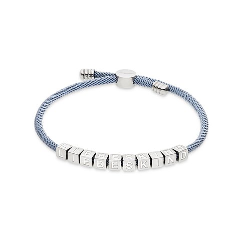 Armband von Liebeskind aus Edelstahl mit Marken-Schriftzug auf Würfeln, die auf einem blauen Textilband aufgereiht sind.
